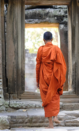 Buddhistischer Mönch passiert Torbogen, Banteay Kdei Tempel in Angkor, Kambodscha