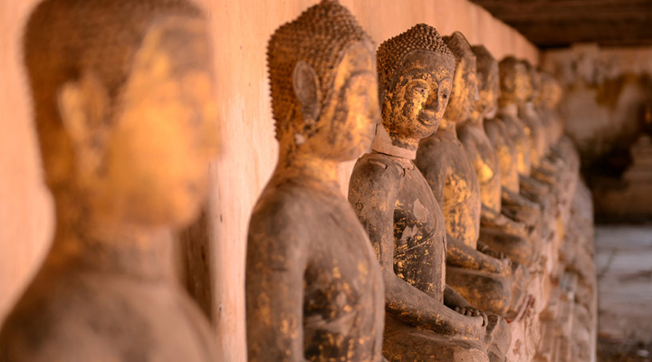 Reihe von Buddha-Statuen im Wat Khanon Tempel, Ratchaburi, Thailand