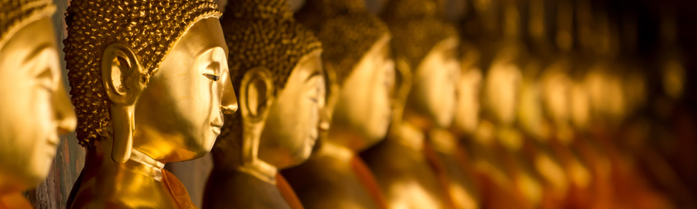 Reihe von goldenen Buddhastatuen